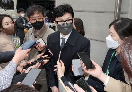 한동훈 법무부 장관 후보자가  13일 서울 종로구 통의동 제20대 대통령직인수위원회 브리핑룸에서 열린 윤석열 대통령 당선인의  2차 내각 발표가 끝난 뒤 취재진의 질문을 받고 있다.  [인수위사진기자단]